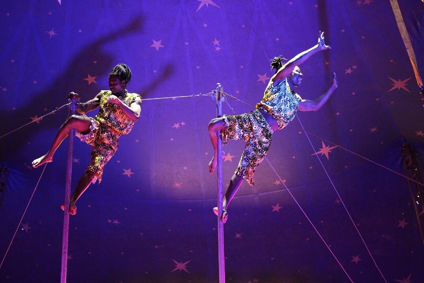 Safari nad Ropą, czyli cyrkowe widowisko z akrobatycznymi popisami na szarfach i trapezie, klaunem, fireshow i żonglerką