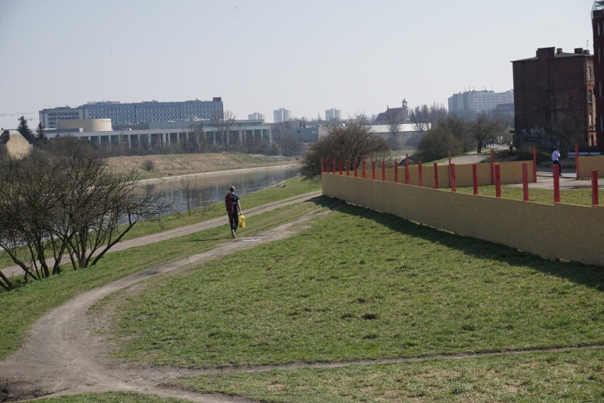 Poznań: Deweloper ogrodził część ścieżki spacerowej nad...