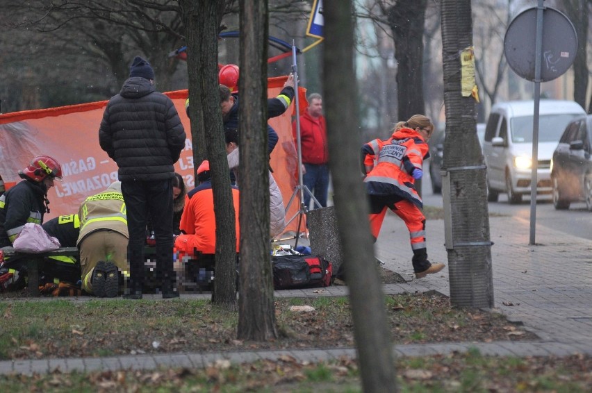 W efekcie teren 20-tysięcznego miasta zabezpieczają załogi...