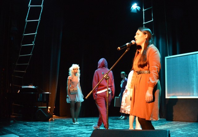 Koncert piosenek Kasi Nosowskiej w Piotrkowie w wykonaniu uczestniczek warsztatów piosenki aktorskiej 