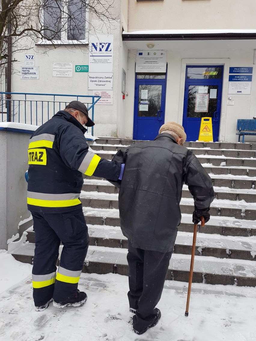 Strażacy z powiatu wieluńskiego pomagają dotrzeć na szczepienie 