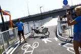 Kładka rowerowa na Łazienkowskim otwarta. Cykliści zyskali nowe połączenie przez Wisłę! [ZDJĘCIA]