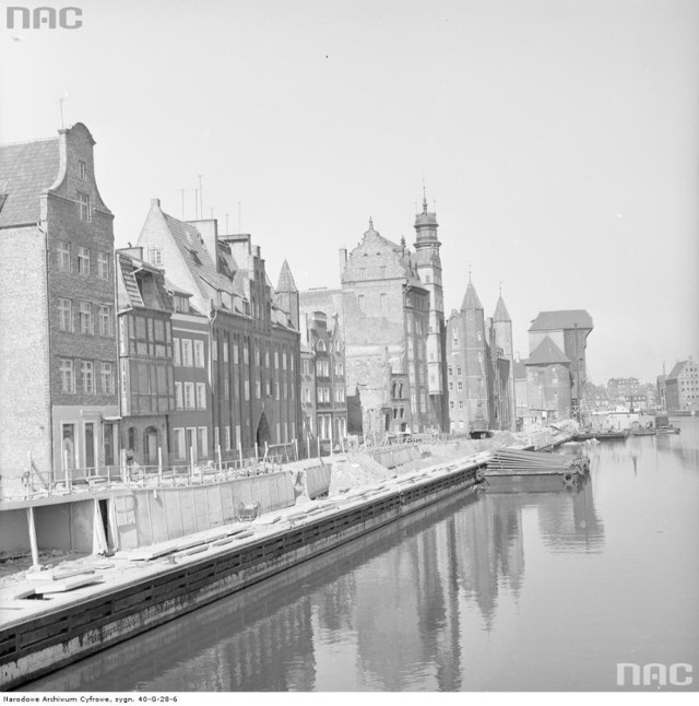 Długie Pobrzeże nad Motławą. Widoczne zabytkowe kamienice. W oddali średniowieczny Żuraw
1969-04-08 - 1969-04-09 
