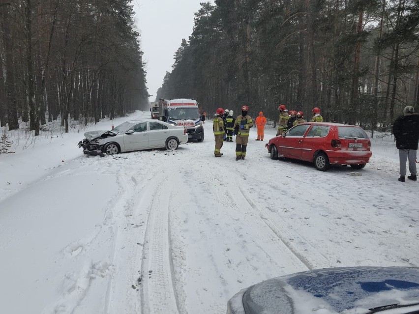 Wypadek w gminie Kluki na DK74, 8.02.2021. Utrudnienia w ruchu. Droga jest całkowicie zablokowana