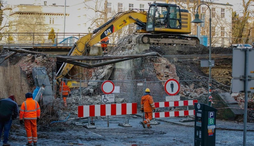 Ruszyło wyburzanie wiaduktu nad ul. Powstańców Śląskich w...