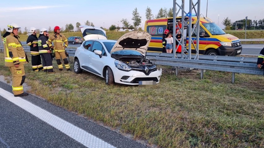 Renault uderzył w bariery na autostradzie A1 pod Włocławkiem