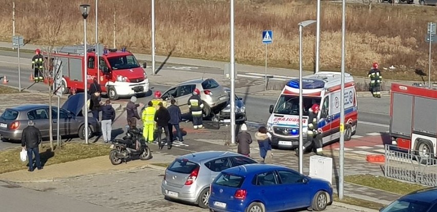 Auto na aucie. Bardzo groźny wypadek na zachodzie Wrocławia (ZOBACZ ZDJĘCIA)