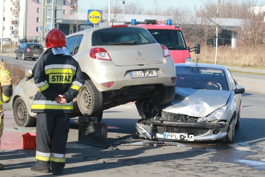 Auto na aucie. Bardzo groźny wypadek na zachodzie Wrocławia (ZOBACZ ZDJĘCIA)