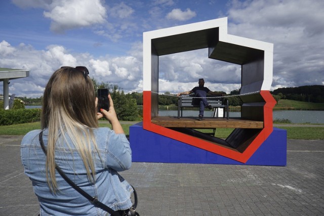 Instalacja "Z polską flagą" stanęła właśnie nad poznańską Maltą. Ławka znajduje się pomiędzy trybunami toru, a Maltą Ski. Aby z niej skorzystać trzeba zapoznać się z 15-punktowym regulaminem.