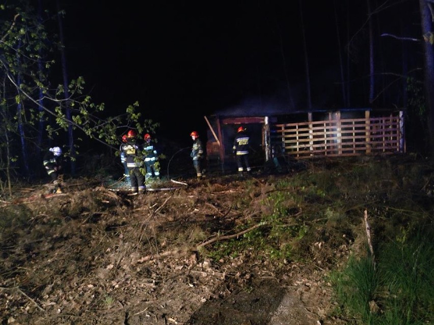 Strażacy gasili pożar altany w Szymocicach