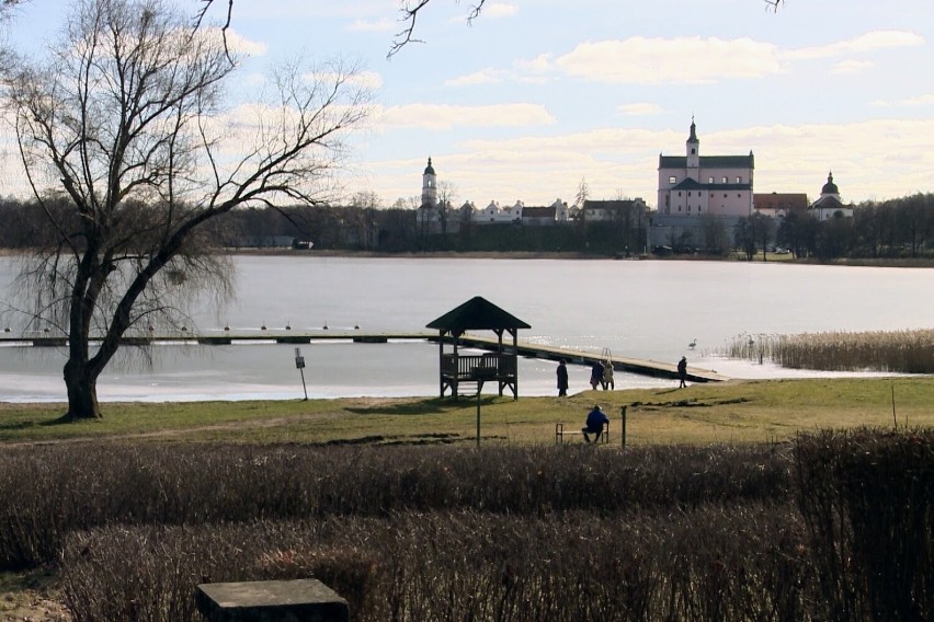 Żałoba w Starym Folwarku po tragedii na jeziorze Wigry. Trwa zbiórka na przewiezienie ciał nastolatków na Ukrainę 