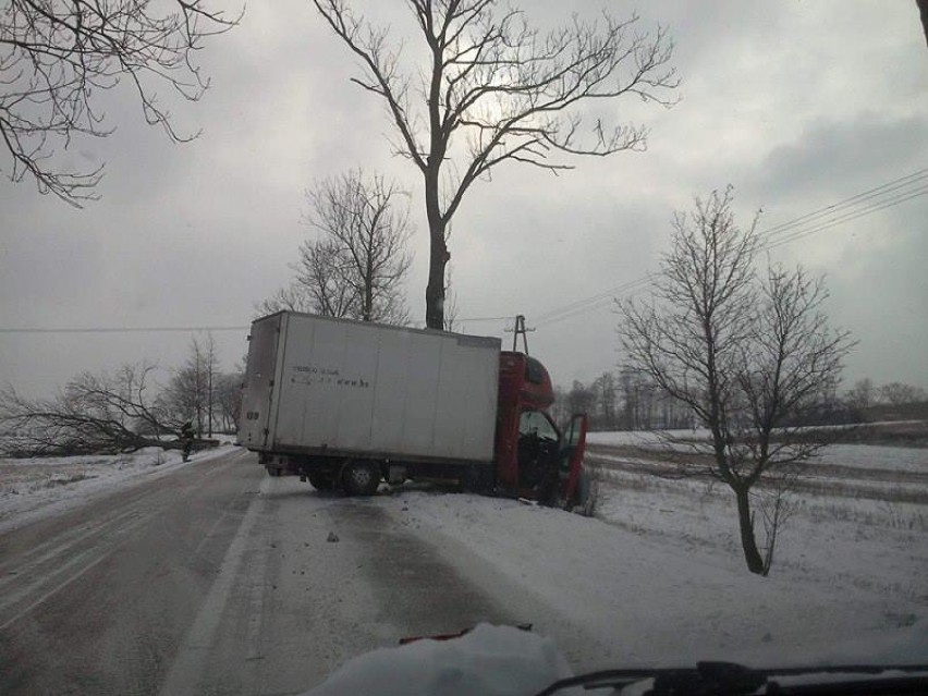 Wypadek w Przyborowie. Samochód dostawczy uderzył w drzewo