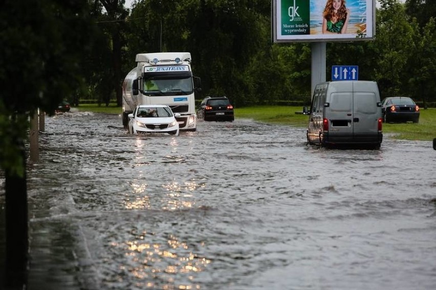 Ulewa w Szczecinie. Kolizje i zalane ulice [RAPORT, ZDJĘCIA]