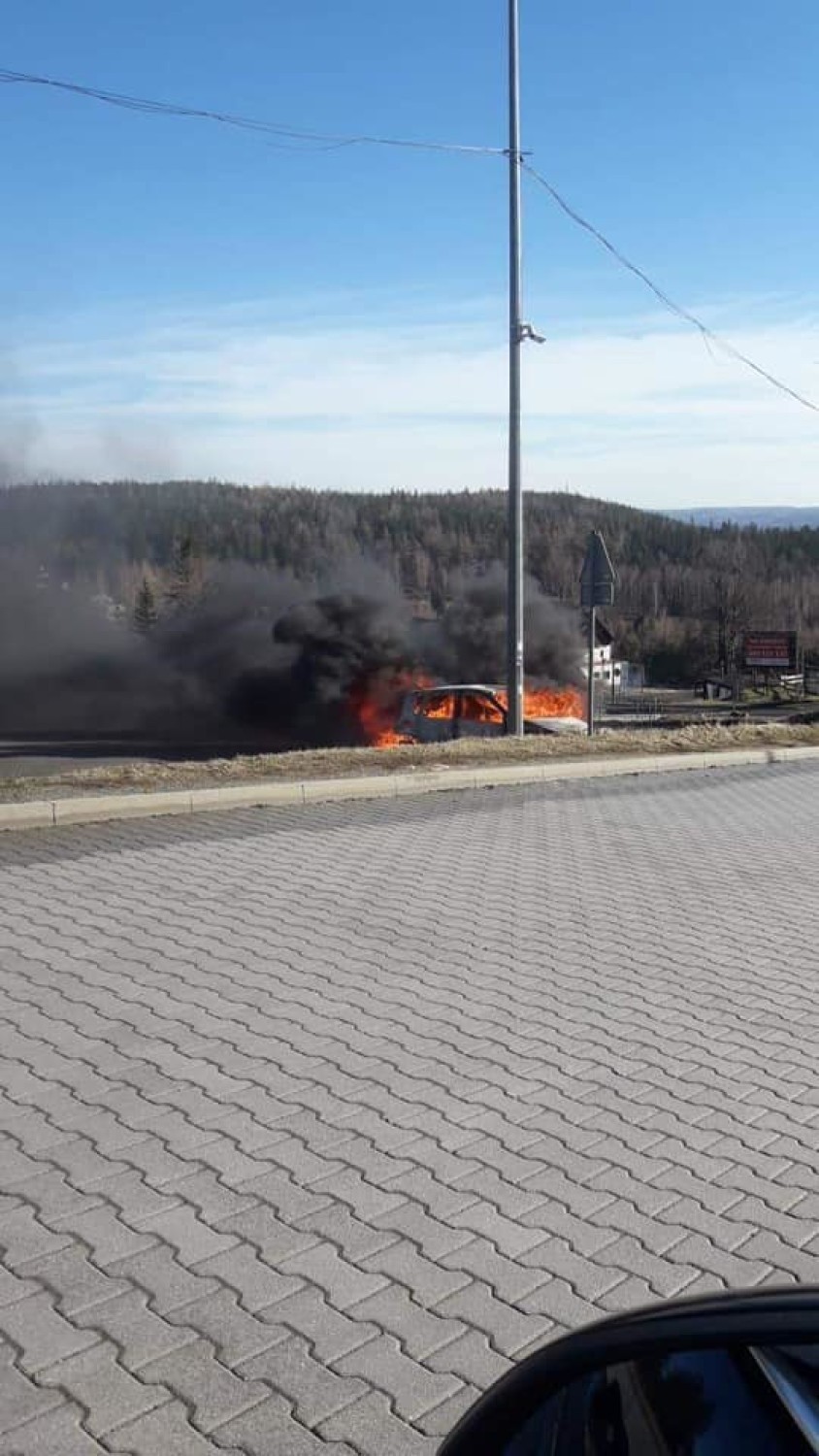 Auto spłonęło na parkingu w Świeradowie-Zdroju