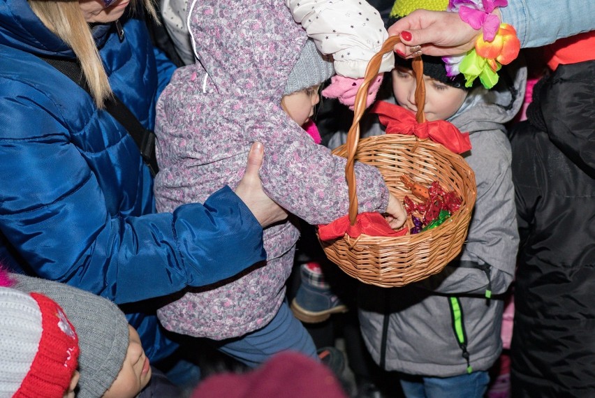 Sylwester 2019 w Pucku. Na Starym Rynku dzieci żegnały stary rok i czekały na przyjście nowego 2020