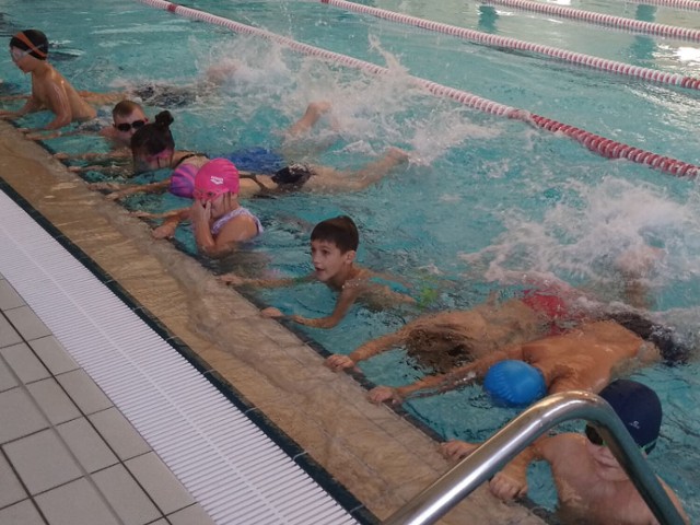 Kolejni uczniowie z podstawówki w Piątku uczą się pływać