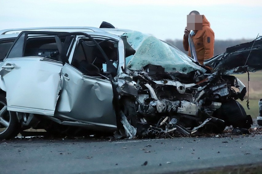 Śmiertelny wypadek po Oławą, zginął kierowca toyoty....