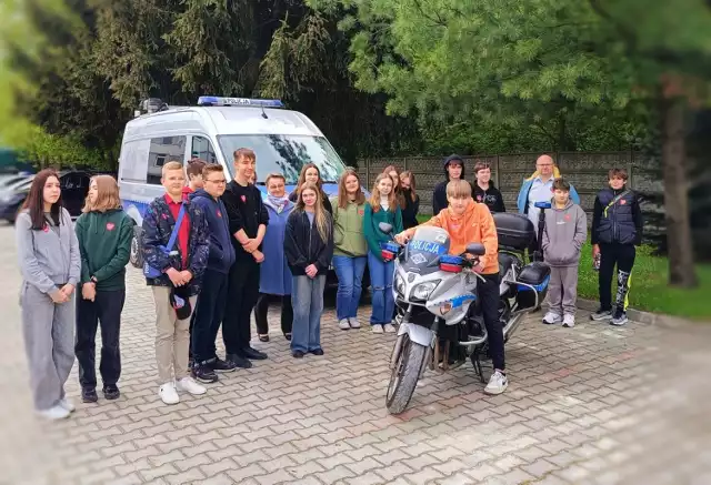 Komendę Powiatową Policji w Radomsku odwiedzili uczniowie z Woli Wiązowej, którzy wylicytowali podczas WOŚP voucher na jej zwiedzanie