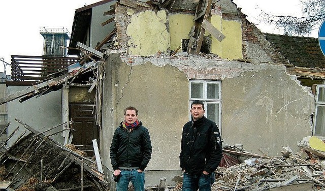 Wtorek 13 grudnia, godzina 9.15. Piotr Truta (z prawej) i jego kolega Łukasz Płonka przed zburzonym domem