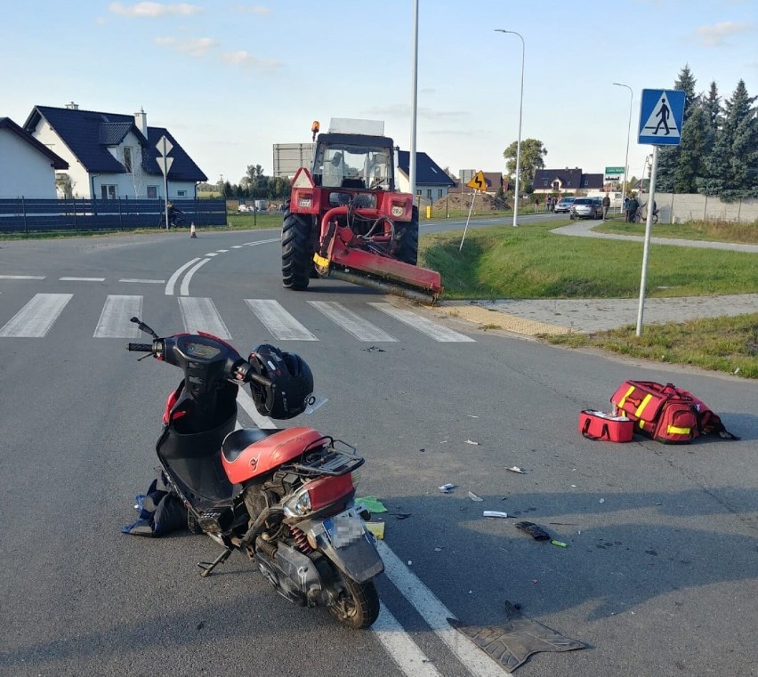 Potrącenie motocyklistki przez ciągnik w Cedrach Małych. Z ciężkimi obrażeniami nóg zabrał ją śmigłowiec LPR