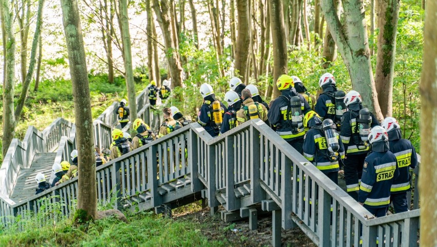 Honorowa wspinaczka strażaków powiatu puckiego po schodach w Rozewiu - 11 września 2022 r.