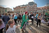 Kraków: wielka bitwa na poduszki na Placu Szczepańskim [ZDJĘCIA, WIDEO]