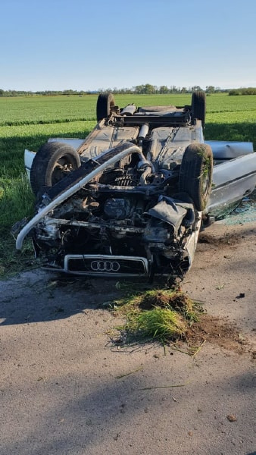 Gm. Malbork. Dachowanie auta, którym jechały cztery osoby [ZDJĘCIA]. Dwie z nich trafiły do szpitali