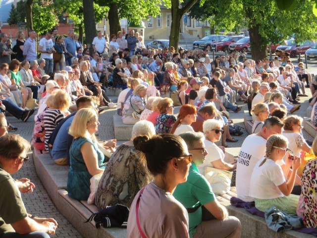 W piątkowe (10.06.2022), słoneczne popołudnie, muzycy Filharmonii Zielonogórskiej zagrali pierwszy z czterech zaplanowanych - koncertów promenadowych.