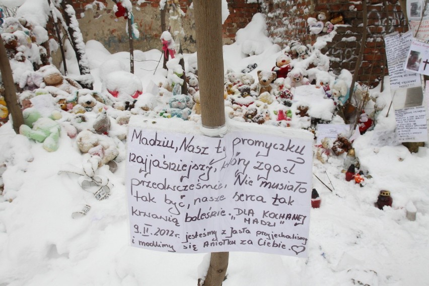 Tablica pamiątkowa w miejscu ukrycia ciała Madzi w Sosnowcu wzbudza kontrowersje