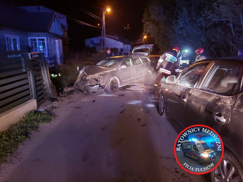 Groźny wypadek w Burzynie. Samochód wypadł z drogi i rozbił się o ogrodzenie prywatnej posesji. Kierowca trafił do szpitala 