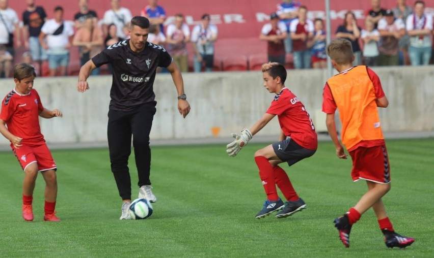 8.07.2021, Zabrze: Lukas Podolski podczas powitania w Zabrzu