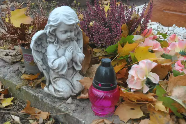 LESZNO. Cmentarz przy ulicy Kąkolewskiej - anioły i aniołki leszczyńskiego cmentarza zachwycają oraz skłaniają do zadumy