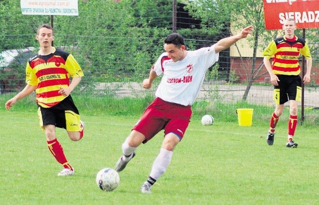 Rafał Sibiński (biały strój) strzelił w tym sezonie dla Piasta pięć goli w klasie okręgowej