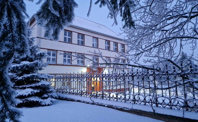 Samorządowa Szkoła Podstawowa numer 1 imienia Hugona Kołłątaja w Kazimierzy Wielkiej w zimowej szacie wygląda przepięknie