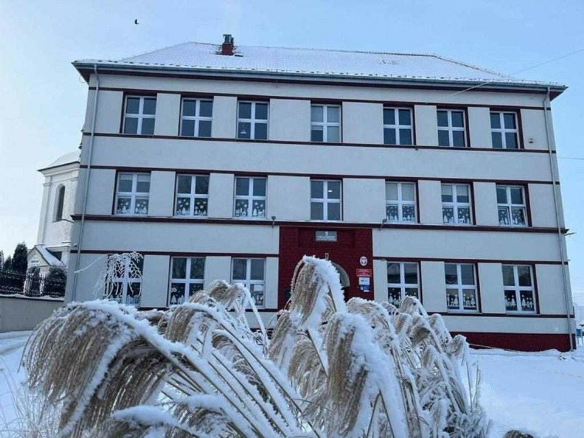 Kazimierska „jedynka” w pięknej zimowej szacie. Szkoła oraz jej otoczenie prezentują się zjawiskowo