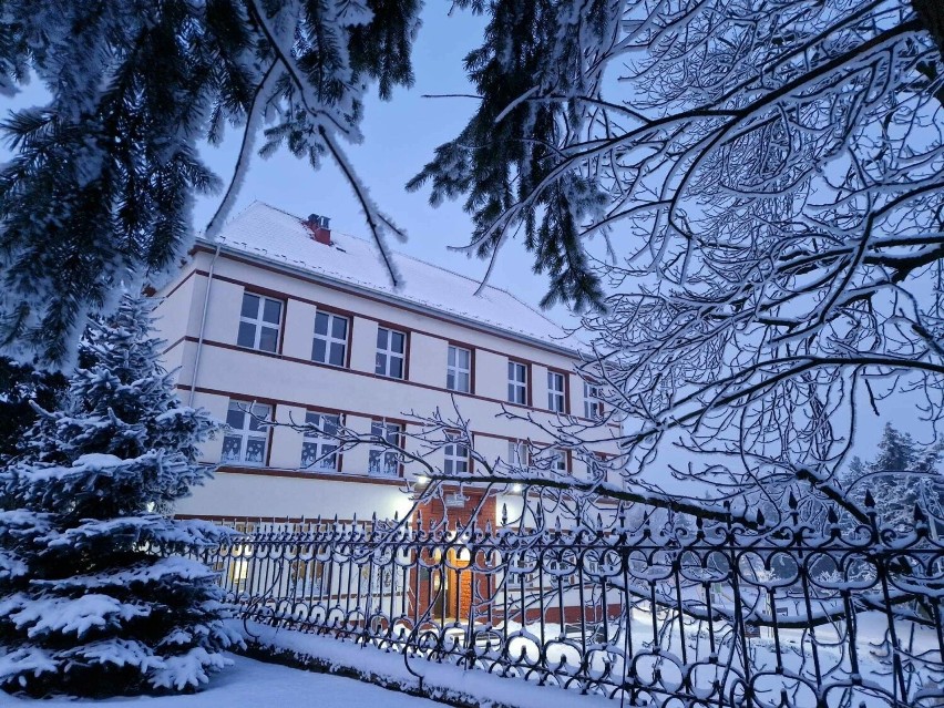 Kazimierska „jedynka” w pięknej zimowej szacie. Szkoła oraz jej otoczenie prezentują się zjawiskowo