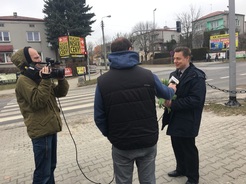 Kraśnik: W starej części miasta rozdawali kwiaty z okazji Dnia Kobiet (ZDJĘCIA)