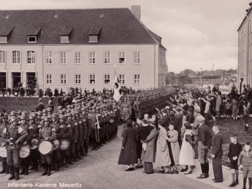 Początkowo w koszarach stacjonował 122. pułk obrony...