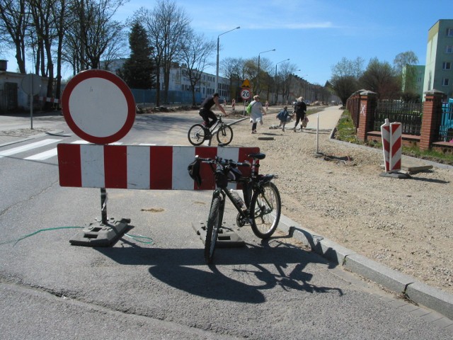 Dzięki gruntownej przebudowie ul. Piłsudskiego powstaje ok. kilometrowa droga rowerowa, łącząca ul. Sobieskiego z ringiem Drogi Krajowej nr 21