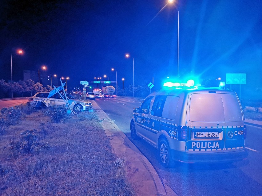 Kierowca BMW chcąc uniknąć policyjnego radiowozu uderzył w volkswagena na alei Królowej Jadwigi we Włocławku [zdjęcia]