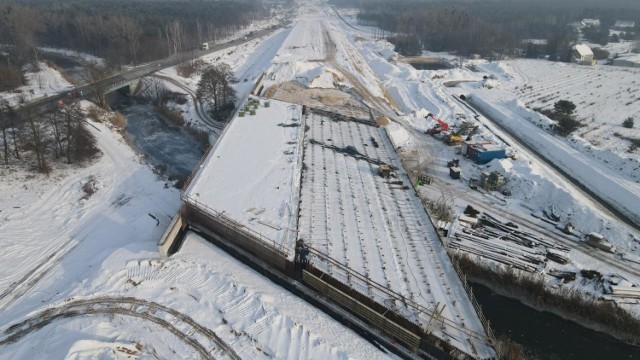 Zaglądamy na budowę trasy S5 na odcinku Białe Błota-Szubin w woj. kujawsko-pomorskim. 

Zdjęcia z drona można obejrzeć w galerii >>  

Odcinek liczy 9,7 km. Wartość kontraktu to blisko 360 mln zł.