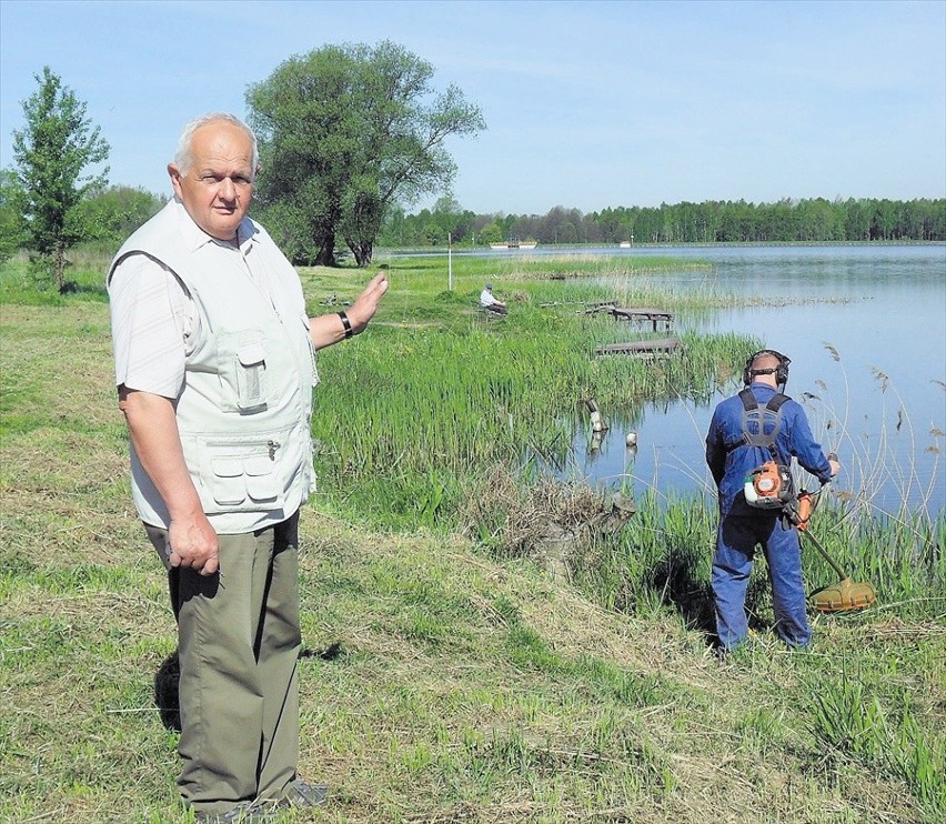 Tadeusz Pająk pokazuje najlepsze dla wędkarzy miejsca do...