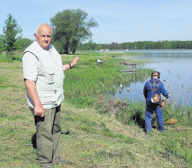 Tadeusz Pająk pokazuje najlepsze dla wędkarzy miejsca do łowienia ryb nad Chechłem, o które dba koło PZW