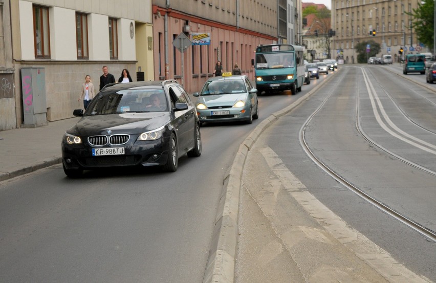 Separatory na ul. Grzegórzeckiej oddzielają torowisko od...