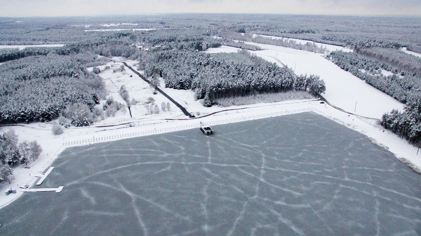 Piękne zimowe zdjęcia z lotu ptaka zalewu w Ostrowach