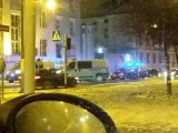 Tarnów. Duża akcja policji obok zakładu karnego na Konarskiego. Zatrzymano osoby, które odpalały fajerwerki 