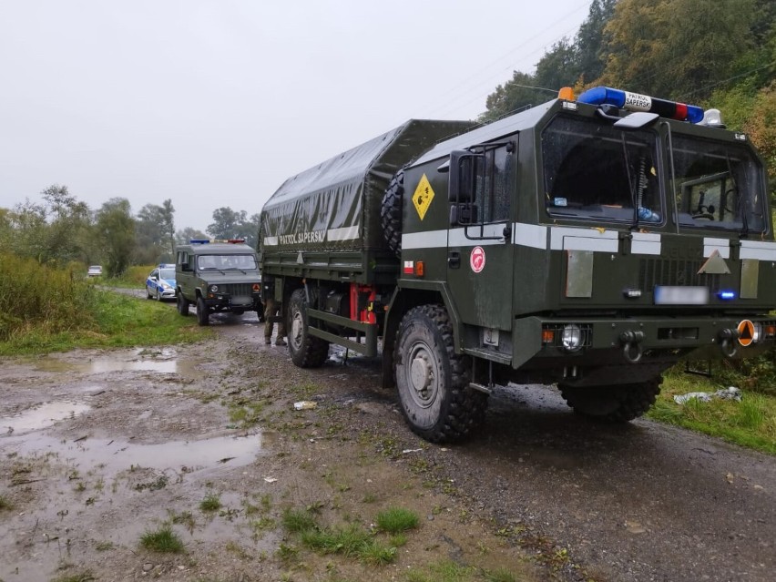 Marcinkowice. Granaty i pocisk artyleryjski znalezione podczas prac budowlanych 