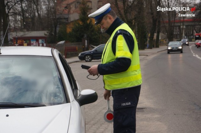 Policjanci z Zawiercia biorą udział w akcji "Trzeźwość" mającej na celu wyeliminować z dróg powiatu zawierciańskiego nietrzeźwych kierowców.