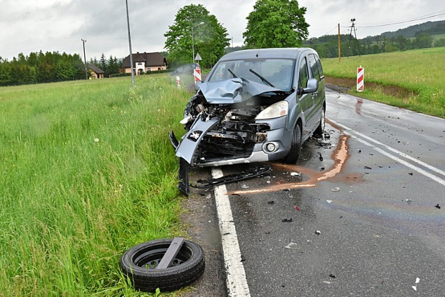 Na drodze wojewódzkiej nr 993 w miejscowości Kryg zderzyły się dwa jadące w stronę Gorlic samochody.