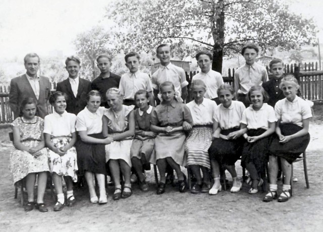 Lata 50. Wilhelm Cierpka (u góry pierwszy z lewej) ze swoimi uczniami.
